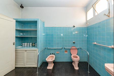 Casa à venda com 400m², 4 quartos e 4 vagas Casa à venda com 400m², 4 quartos e 4 vagasBanheiro Social