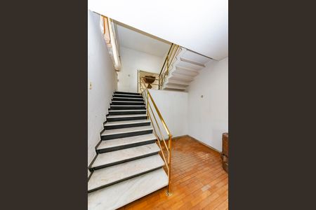 Casa à venda com 400m², 4 quartos e 4 vagas Casa à venda com 400m², 4 quartos e 4 vagasEscada