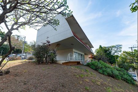 Casa à venda com 400m², 4 quartos e 4 vagas Casa à venda com 400m², 4 quartos e 4 vagasJardim