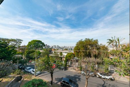 Casa à venda com 400m², 4 quartos e 4 vagas Casa à venda com 400m², 4 quartos e 4 vagasVaranda dos Quartos