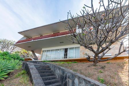 Casa à venda com 400m², 4 quartos e 4 vagas Casa à venda com 400m², 4 quartos e 4 vagasJardim