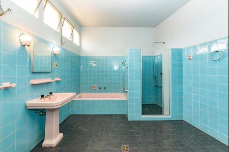 Casa à venda com 400m², 4 quartos e 4 vagas Casa à venda com 400m², 4 quartos e 4 vagasBanheiro Social