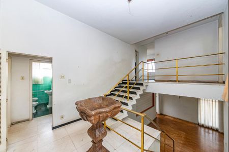 Casa à venda com 400m², 4 quartos e 4 vagas Casa à venda com 400m², 4 quartos e 4 vagasEscada