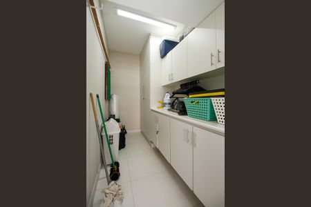 Apartamento à venda com 135m², 3 quartos e 2 vagas Apartamento à venda com 135m², 3 quartos e 2 vagasQuarto de Serviço