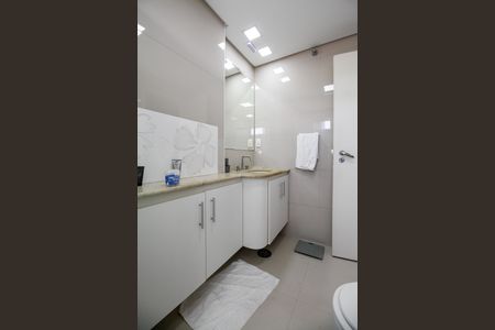 Apartamento à venda com 135m², 3 quartos e 2 vagas Apartamento à venda com 135m², 3 quartos e 2 vagasBanheiro da Suíte