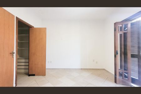 Casa de condomínio à venda com 250m², 4 quartos e 2 vagasSuíte master