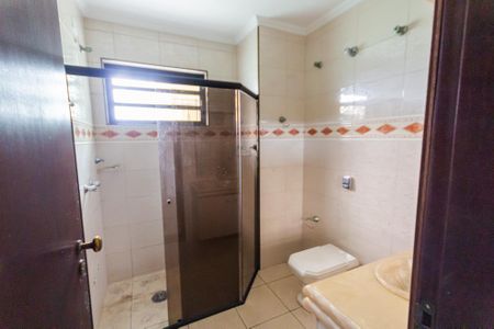 Casa à venda com 310m², 3 quartos e 8 vagasBanheiro da Suíte 1