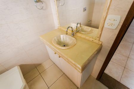 Casa à venda com 310m², 3 quartos e 8 vagasBanheiro da Suíte 1