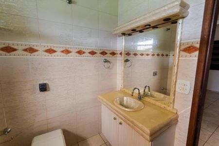 Casa à venda com 310m², 3 quartos e 8 vagasBanheiro da Suíte 1