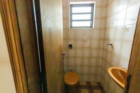 Casa à venda com 310m², 3 quartos e 8 vagasBanheiro de Serviço