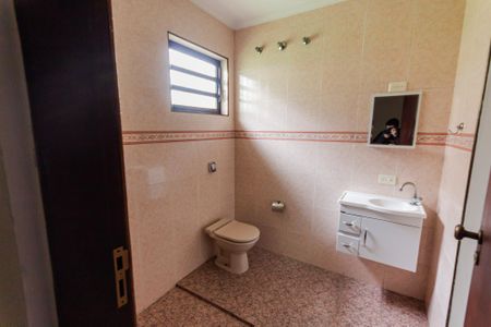 Casa à venda com 310m², 3 quartos e 8 vagasBanheiro da Suíte 2