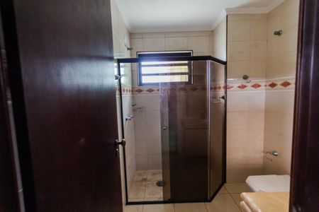 Casa à venda com 310m², 3 quartos e 8 vagasBanheiro da Suíte 1