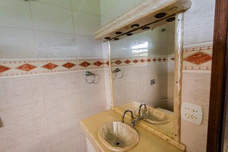 Casa à venda com 310m², 3 quartos e 8 vagasBanheiro da Suíte 1