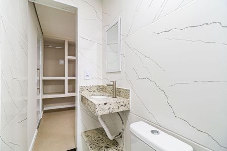 Banheiro de kitnet/studio para alugar com 1 quarto, 20m² em Vila Morse, São Paulo