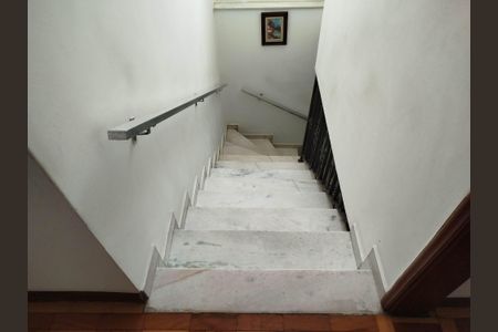 Casa à venda com 137m², 4 quartos e 2 vagasEscada em mármore