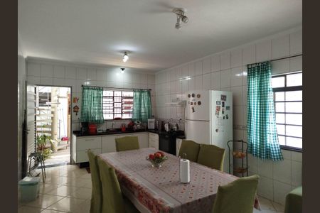 Casa à venda com 137m², 4 quartos e 2 vagasCopa e cozinha
