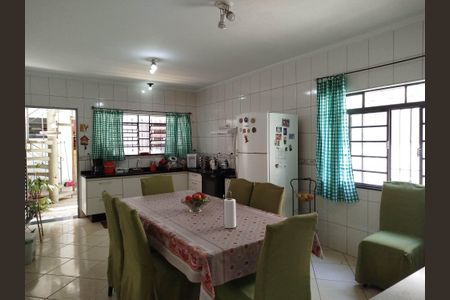 Casa à venda com 137m², 4 quartos e 2 vagasCopa e cozinha