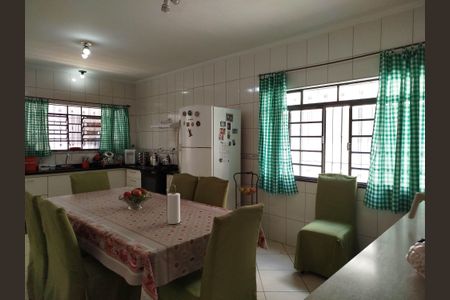 Casa à venda com 137m², 4 quartos e 2 vagasCopa e cozinha