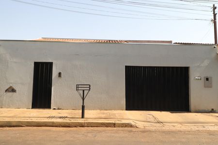 Casa para alugar com 180m², 4 quartos e 4 vagasFachada