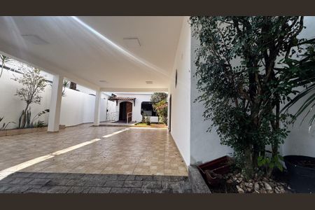 Casa à venda com 320m², 5 quartos e 5 vagasGaragem