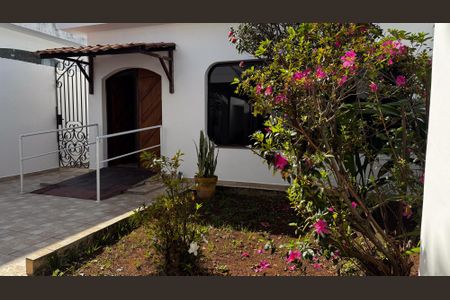 Casa à venda com 320m², 5 quartos e 5 vagasEntrada
