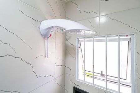 Banheiro de kitnet/studio para alugar com 1 quarto, 15m² em Vila Morse, São Paulo