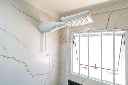 Banheiro de kitnet/studio para alugar com 1 quarto, 15m² em Vila Morse, São Paulo