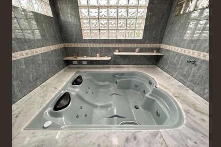 Casa à venda com 100m², 4 quartos e 2 vagas Casa à venda com 100m², 4 quartos e 2 vagasBanheiro Suíte