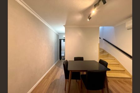 Casa à venda com 100m², 4 quartos e 2 vagas Casa à venda com 100m², 4 quartos e 2 vagasSala