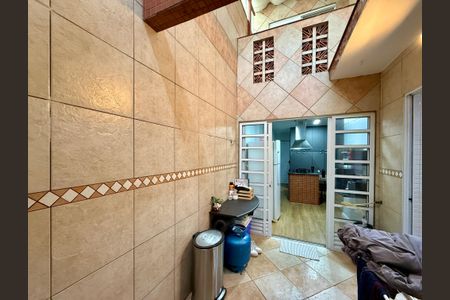 Casa à venda com 100m², 4 quartos e 2 vagas Casa à venda com 100m², 4 quartos e 2 vagasQuintal