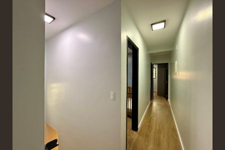 Casa à venda com 100m², 4 quartos e 2 vagas Casa à venda com 100m², 4 quartos e 2 vagasCorredor Quartos