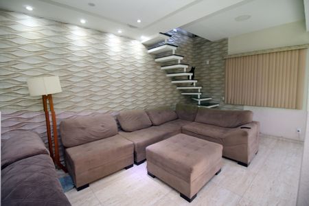 Casa à venda com 600m², 4 quartos e 7 vagasSala