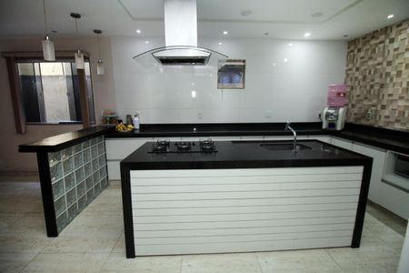 Casa à venda com 600m², 4 quartos e 7 vagasCozinha