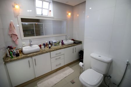 Casa à venda com 600m², 4 quartos e 7 vagasBanheiro da Suíte 1