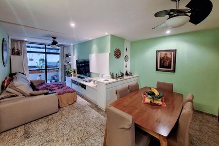 Apartamento à venda com 101m², 2 quartos e 1 vaga Apartamento à venda com 101m², 2 quartos e 1 vagaSala