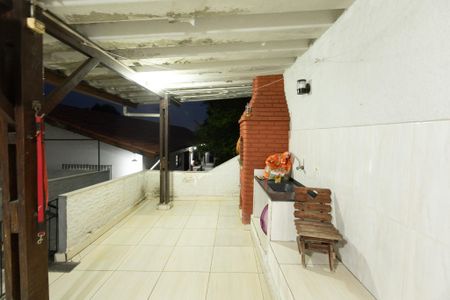 Casa à venda com 200m², 3 quartos e 2 vagas Casa à venda com 200m², 3 quartos e 2 vagasQuintal e Churrasqueira