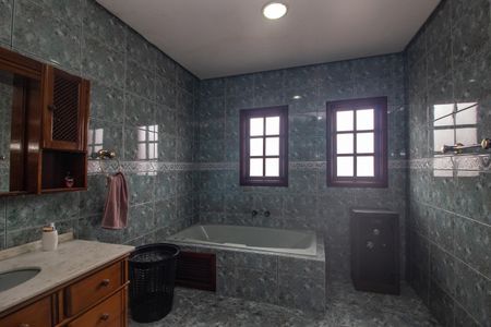 Casa à venda com 375m², 4 quartos e 2 vagasBanheiro da Suíte