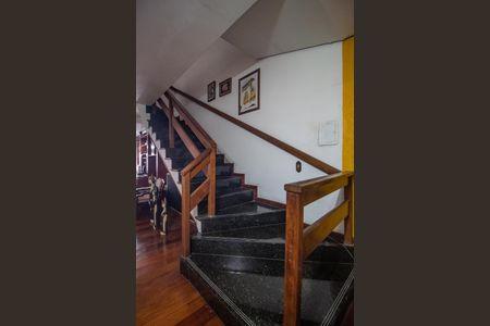 Casa à venda com 375m², 4 quartos e 2 vagasEscada