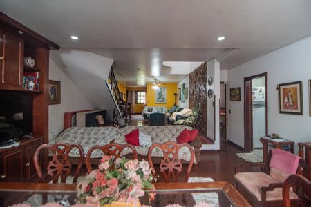 Casa à venda com 375m², 4 quartos e 2 vagasSala