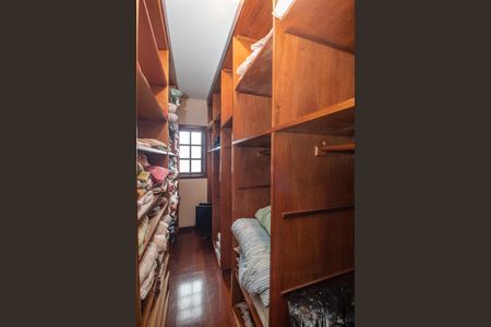 Casa à venda com 375m², 4 quartos e 2 vagasCloset