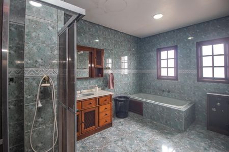 Casa à venda com 375m², 4 quartos e 2 vagasBanheiro da Suíte