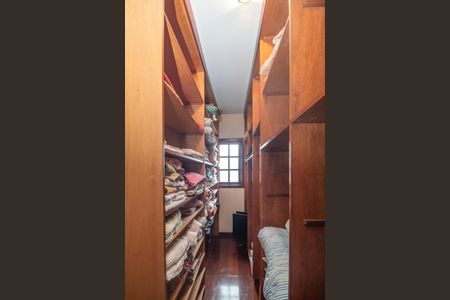 Casa à venda com 375m², 4 quartos e 2 vagasCloset