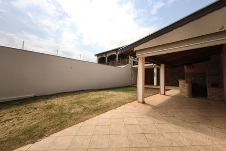 Casa à venda com 259m², 2 quartos e 2 vagas Casa à venda com 259m², 2 quartos e 2 vagasQuintal - Garagem
