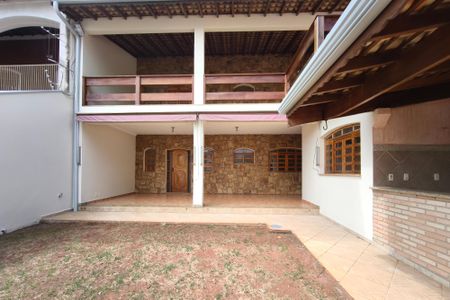 Casa à venda com 259m², 2 quartos e 2 vagas Casa à venda com 259m², 2 quartos e 2 vagasQuintal - Garagem