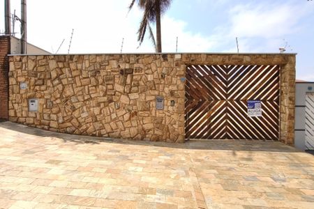 Casa à venda com 259m², 2 quartos e 2 vagas Casa à venda com 259m², 2 quartos e 2 vagasFachada