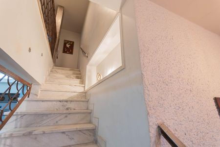 Casa à venda com 150m², 4 quartos e 3 vagasEscada