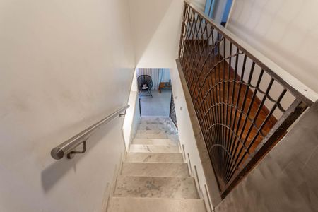 Casa à venda com 150m², 4 quartos e 3 vagasEscada