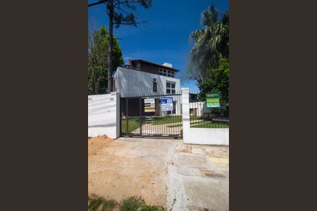 Casa à venda com 133m², 3 quartos e 2 vagas Casa à venda com 133m², 3 quartos e 2 vagasFachada