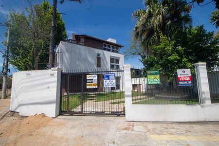 Casa à venda com 133m², 3 quartos e 2 vagas Casa à venda com 133m², 3 quartos e 2 vagasFachada