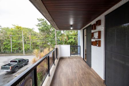 Apartamento à venda com 120m², 3 quartos e 2 vagas Apartamento à venda com 120m², 3 quartos e 2 vagasVaranda